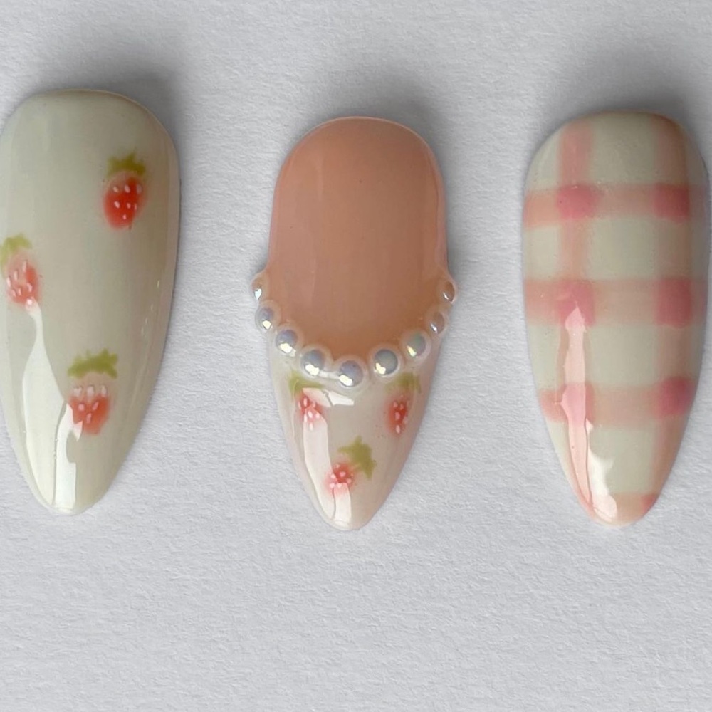 Strawberry press on nails set